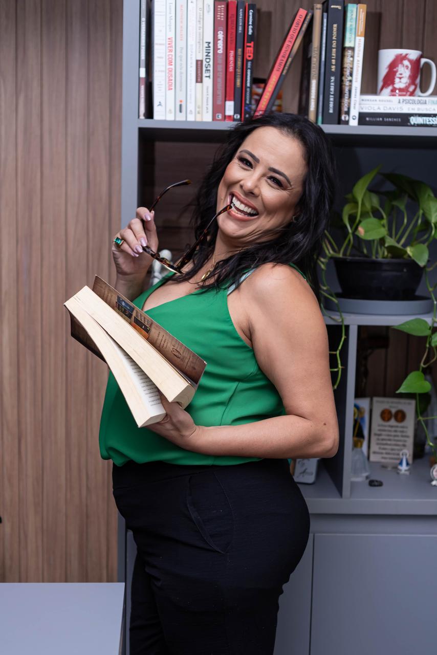 Amanda Cabral em reunião de consultoria contábil com cliente em Minas Gerais